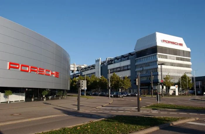 Sídlo Porsche v Zuffenhausenu poblíž Stuttgartu v Německu